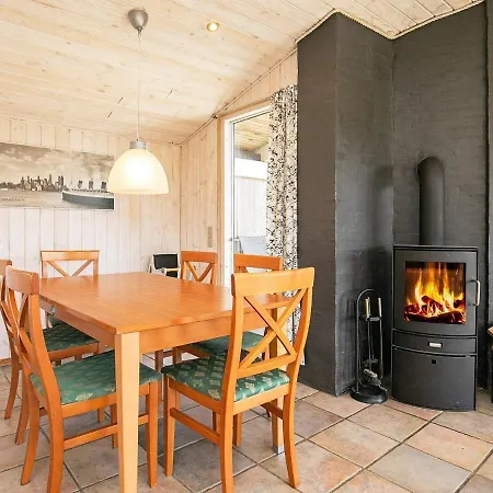Three-bedroom Holiday In 2 Holiday home *