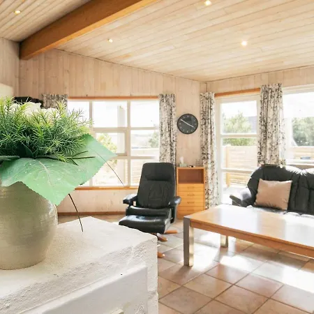 Three-bedroom Holiday In 2 Holiday home
